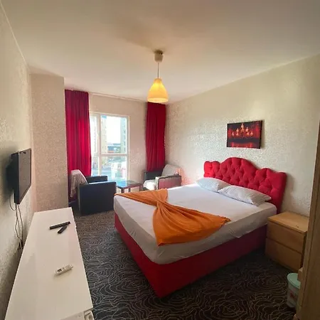 מלון דירות Tueyap Nightlife Suites