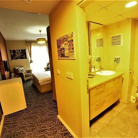 Tueyap Nightlife Suites