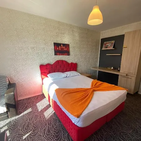 Tueyap Nightlife Suites מלון דירות *