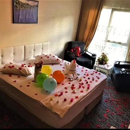 Tueyap Nightlife Suites מלון דירות