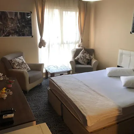 Tueyap Nightlife Suites מלון דירות