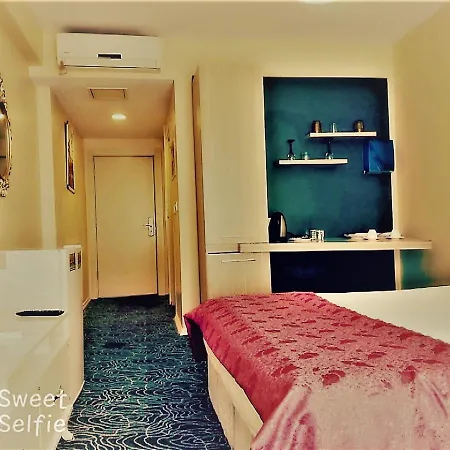 Tueyap Nightlife Suites *